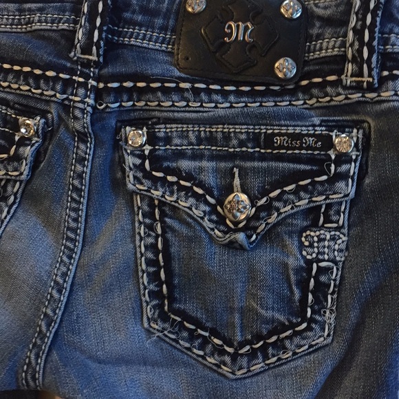 Miss Me Signature Cuffed Capris - Picture 4 of 8